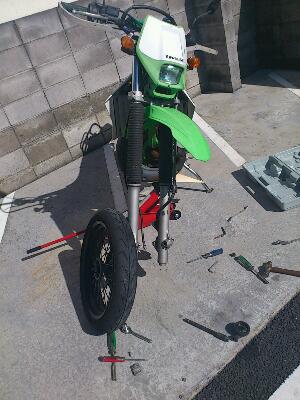 オフホイールに交換作業 オフホイールに交換作業