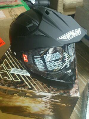 FLY の ヘルメット FLY の ヘルメット